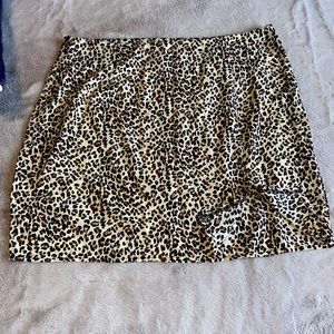 Animal Print mini. Side split. Size 1X. Minimal stretch